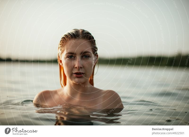 Frau an See Frauengesicht Frauenbein Frauenpower Idylle entspannt Ruhe entspannung relax Erholung Entspannung Sommer Freizeit Ferien Freude lifestyle posen