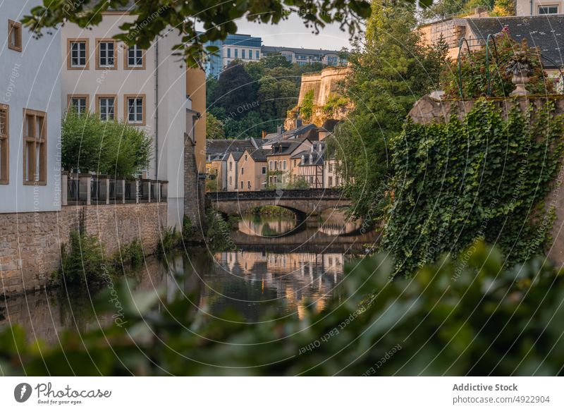 Kleine Bogenbrücke über den Fluss im alten Wohnviertel der Stadt Brücke Gebäude Großstadt Architektur historisch Landschaft wohnbedingt Haus Flussufer verweilen