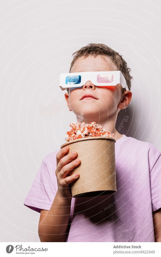 Junge mit 3D-Brille und Popcorn Kind 3d Popkorn unterhalten Vergnügen Film Karikatur Snack interessant Hobby Schock Sehvermögen Leckerbissen Vorstellungskraft