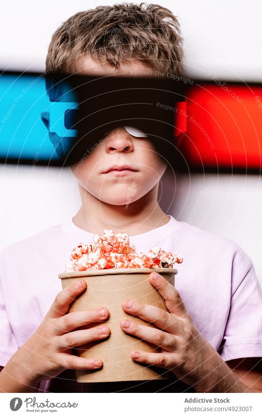 Durch die 3D-Brille des Jungen mit Popcorn 3d Linse Kind Vergnügen Popkorn Snack farbenfroh Leckerbissen appetitlich Hobby lecker Kino Lebensmittel unterhalten