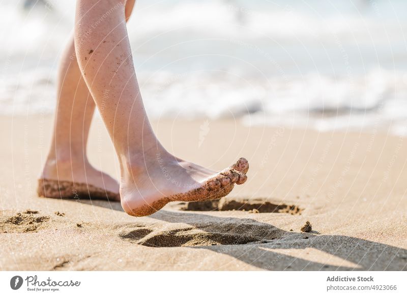 Unerkanntes Kind am Sandstrand Bein Strand Spaziergang MEER Küste Sommer Barfuß Ufer Resort winken getaria zarautz Spanien Wasser Natur Seeküste Meer Kindheit