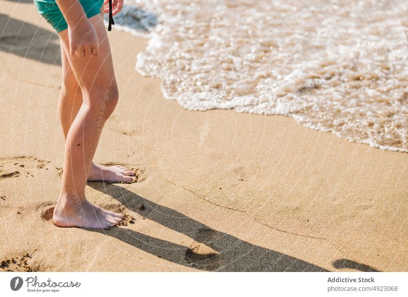 Unerkanntes Kind am Sandstrand Bein Strand Spaziergang MEER Küste Sommer Barfuß Ufer Resort winken getaria zarautz Spanien Wasser Natur Seeküste Meer Kindheit