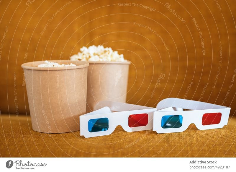 3D-Brille mit Popcorn auf der Couch 3d Popkorn Sofa Snack Showtime Liege Film Wohnzimmer unterhalten Lebensmittel ungesund lecker geschmackvoll Eimer Fastfood