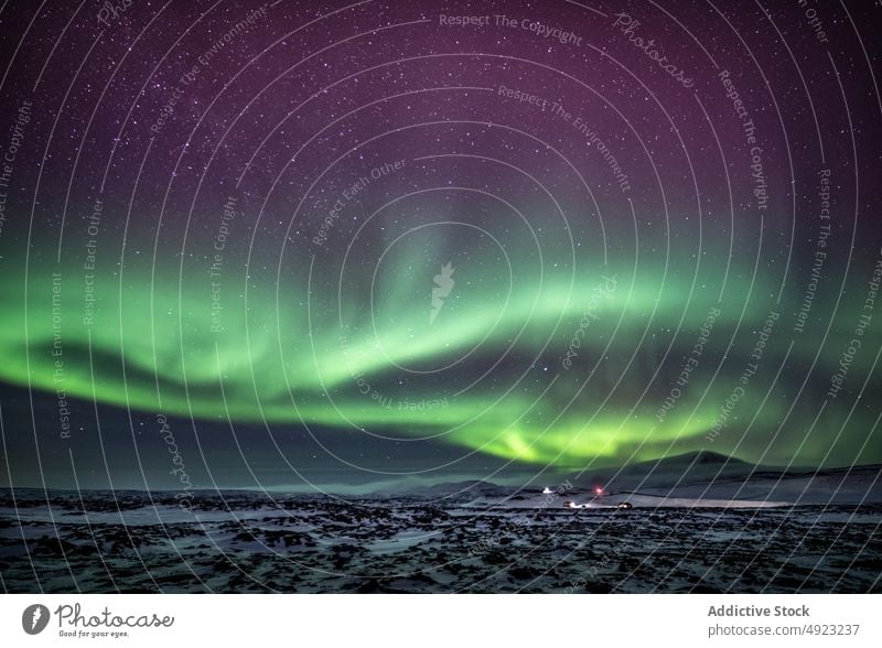 Szenische Nordlichter bei Nacht in bergigem Terrain nördlich Licht Aurora Berge u. Gebirge Winter Himmel sternenklar polar Island Gelände Schnee majestätisch