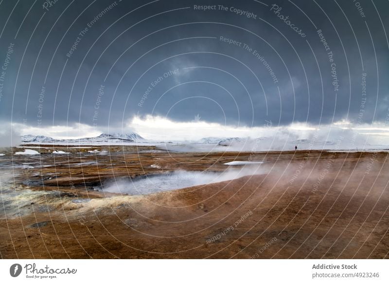 Mann steht in einem geothermischen Tal in den Bergen Reisender Geothermie Gegend Berge u. Gebirge Frühling Gelände Verdunstung reisen vulkanisch männlich Island