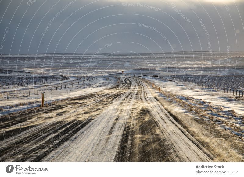 Straße auf dem Lande im Winter Landschaft Schnee Hochland wohnbedingt Island Tal malerisch kalt Umwelt Natur Saison ländlich Fahrbahn leer idyllisch