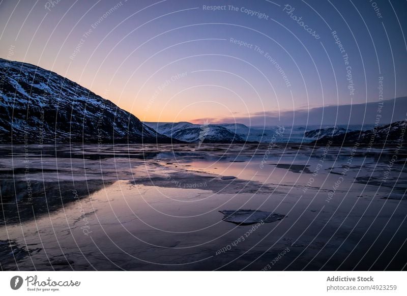 Bergsee im Winter unter Sonnenuntergang Himmel Berge u. Gebirge See Hochland wolkenlos Landschaft Teich Schnee Wasser Windstille Island malerisch Natur felsig