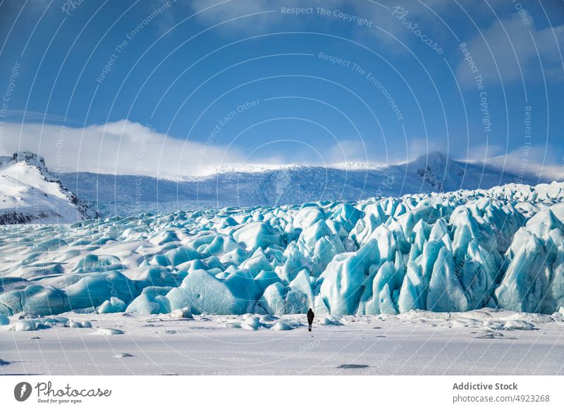 Reisende bewundern die spektakuläre Szenerie der gefrorenen Meeresküste Meeresufer Winter Person Eis Wanderung Reisender Wanderer Landschaft MEER Strand kalt