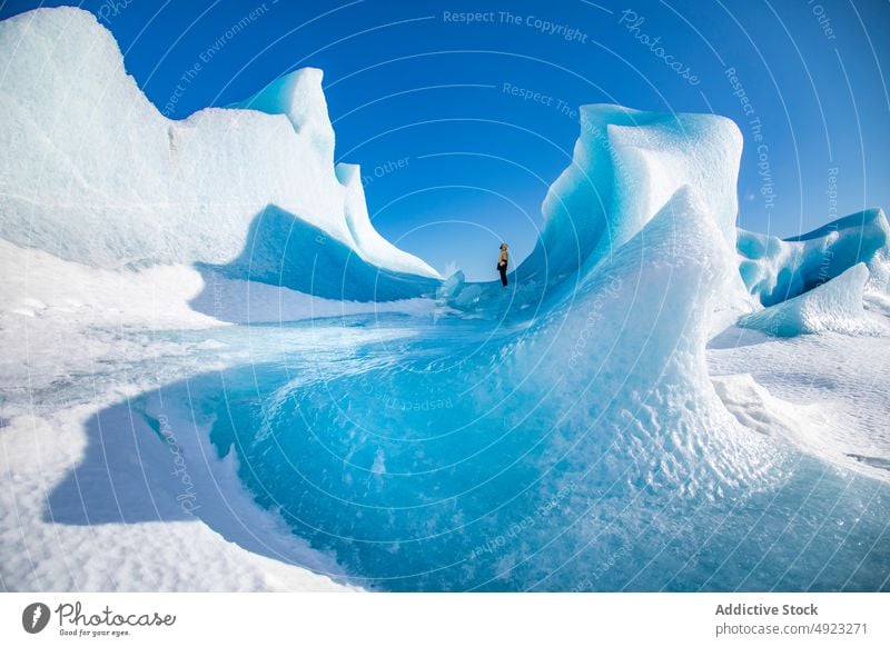 Reisende bewundern die spektakuläre Szenerie der gefrorenen Meeresküste Meeresufer Winter Person Eis Wanderung Reisender Wanderer Landschaft MEER Strand kalt