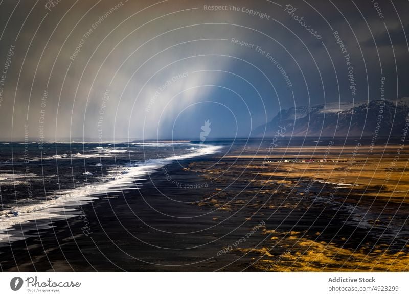 Von den Wellen umspülter Vulkanstrand in der Nähe der Siedlung vulkanisch Strand Basalt Formation MEER Natur winken Unwetter Klippe Küste Ufer Meereslandschaft