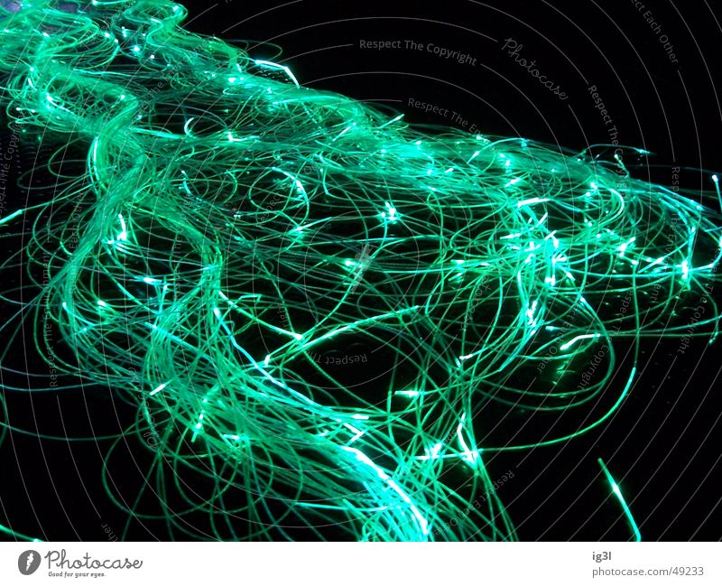 rot Licht glühen Langzeitbelichtung Unschärfe grün Wellen chaotisch durcheinander Bündel Elektrizität dunkel Neonlicht Windung verrückt Richtung Lichtspiel