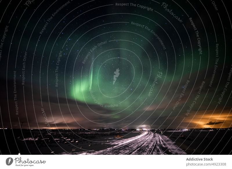 Straße und Berge gegen Nordlicht Berge u. Gebirge Winter nördlich Licht Nacht Schnee Landschaft reisen Island polar Abend Natur dunkel malerisch Weg Route Eis