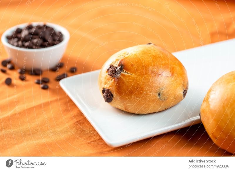 Schokoladenbrötchen auf dem Tisch Brötchen Chip Morgen Frühstück Teller süß Lebensmittel dienen frisch Gebäck Dessert schmackhaft Feinschmecker Portion gebacken