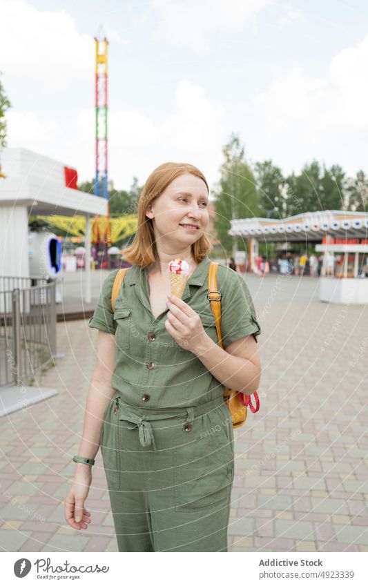 Frau mit Eis im Vergnügungspark Speiseeis Park Vergnügen süß Dessert Straße Großstadt Zeitvertreib Freizeit Sommer urban Öffentlich Inhalt froh Optimist lecker