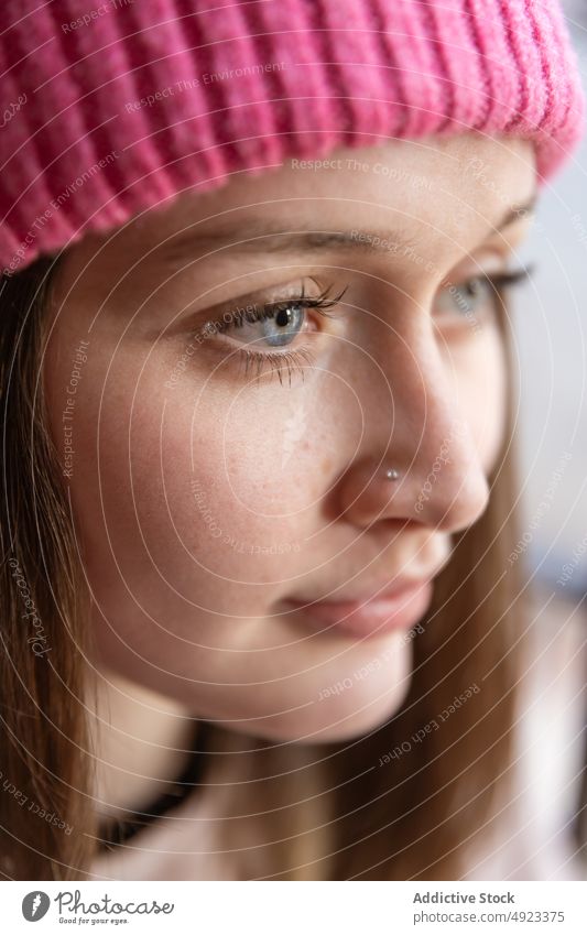 Porträt einer nachdenklichen Frau im Zimmer Sonnenlicht Vorschein Hut friedlich verträumt ruhig Gelassenheit Stil Raum feminin wehmütig Sonnenschein charmant