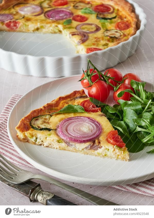 Quiche auf Teller mit Tomaten und Spinat Kirschtomate Mittagessen dienen Gemüse Speise Tisch Spielfigur frisch Lebensmittel Küche Feinschmecker lecker