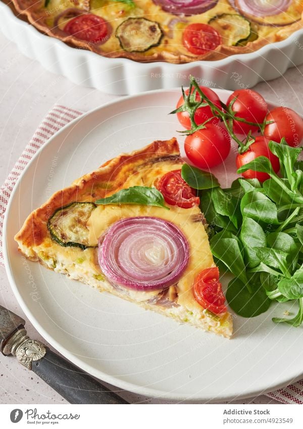 Quiche auf Teller mit Tomaten und Spinat Kirschtomate Mittagessen dienen Gemüse Speise Tisch Spielfigur frisch Lebensmittel Küche Feinschmecker lecker