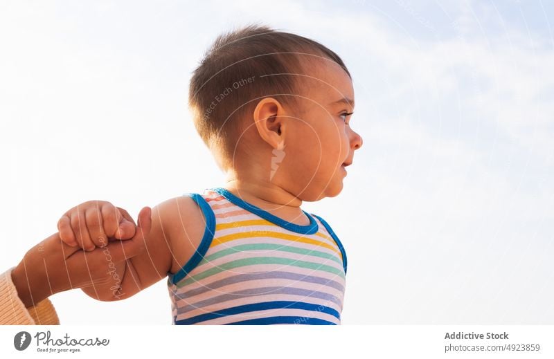 Sohn hält Hand der Mutter Händchenhalten abstützen wolkig Blauer Himmel Sommer Wochenende Zusammensein niedlich Kleinkind tagsüber lässig Tanktop Streifen