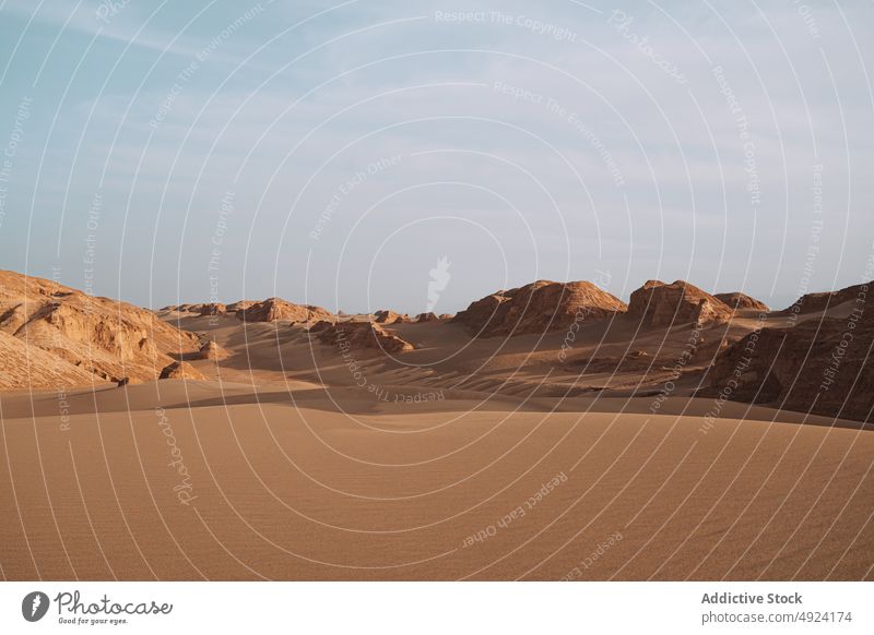 Wüste mit rauen Felsklippen wüst Felsen Formation Natur Klippe wasserlos trocken unfruchtbar Dürre Stein lut Iran kerman trocknen felsig Blauer Himmel Sommer