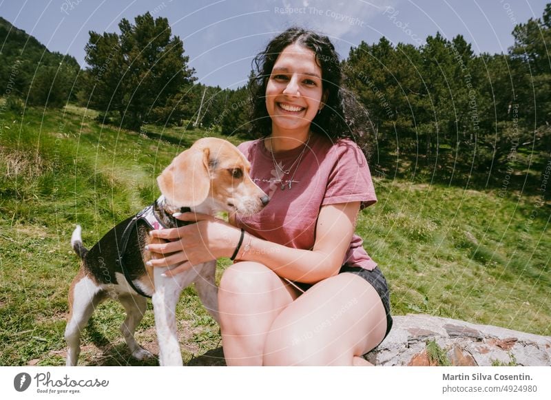 Ein junges lateinisches Mädchen mit einem Hund in den Bergen von Andorra. aktiv Aktivität Erwachsener Athlet sportlich attraktiv schön Schönheit Fahrrad brünett