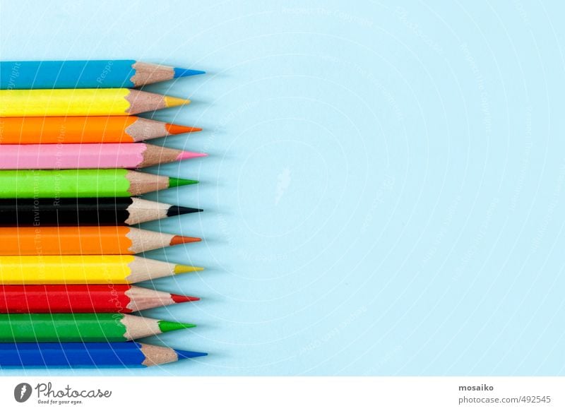 Farbstifte auf blauem Hintergrund - ruhiger Pastellton Design Bildung Kindergarten Schule Büro Schreibstift zeichnen mehrfarbig gelb grün rot Business Farbe