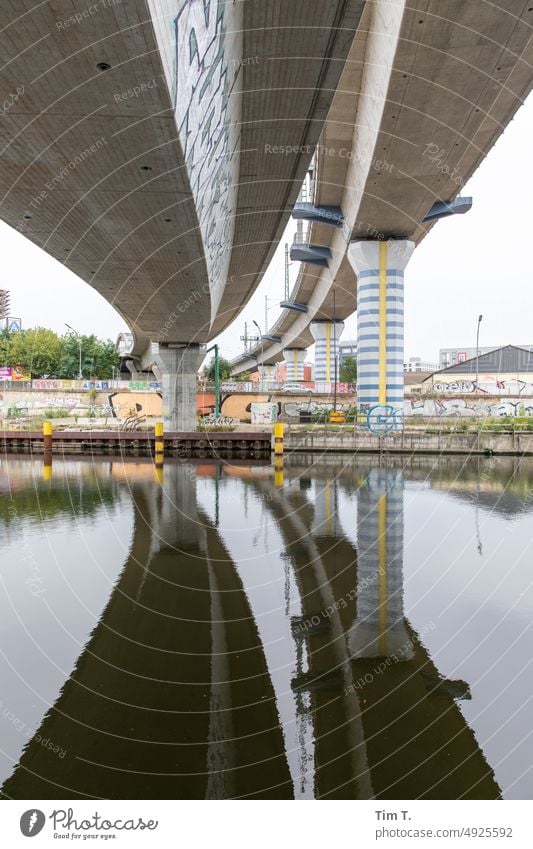 Unter den Brücken Moabits moabit Kanal Berlin Architektur Wasser Menschenleer Hauptstadt Stadt Außenaufnahme Bauwerk Spree Tag Bahnbrücke Stadtzentrum Farbfoto