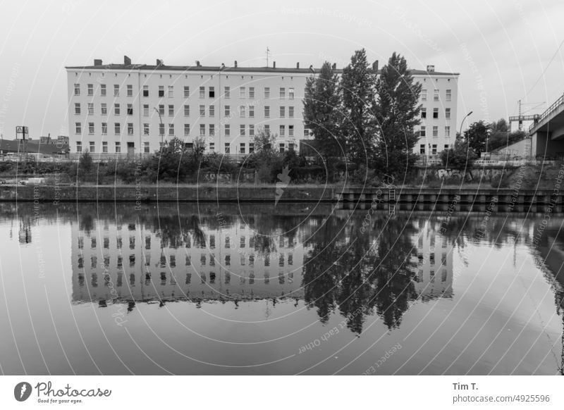 Wohnen am Wasser Berlin Kanal bnw s/w Tag Schwarzweißfoto Außenaufnahme Hauptstadt Menschenleer Stadtzentrum Architektur Bauwerk Gebäude Haus Altbau Fenster