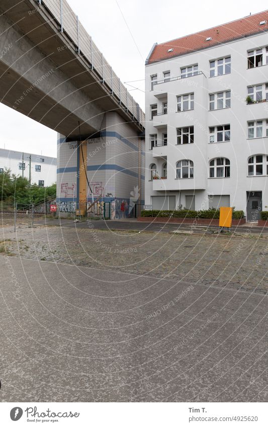 Wohnen an der Bahnbrücke moabit Brücke wohnen Haus Architektur Gebäude Fassade Fenster Außenaufnahme Menschenleer Häusliches Leben Farbfoto Wohnung Stadt