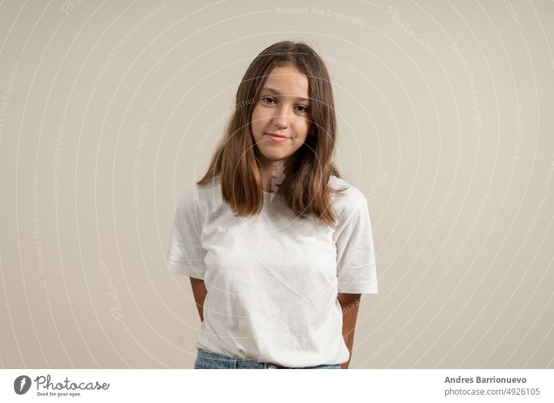 Porträt der jungen schönen niedlichen fröhlichen Mädchen lächelnd Blick auf die Kamera über beige Hintergrund Lifestyle Atelier Teenager Person vereinzelt Stil