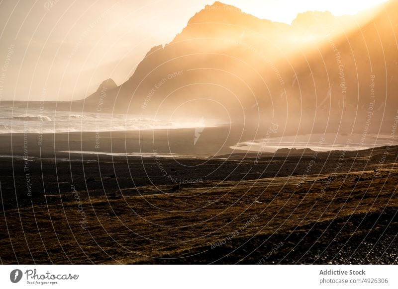 Malerischer Blick auf felsigen Strand bei Sonnenuntergang in Island schwarz Küstenlinie berühmt Landschaft Wasser Natur Meer malerisch Horizont Ufer