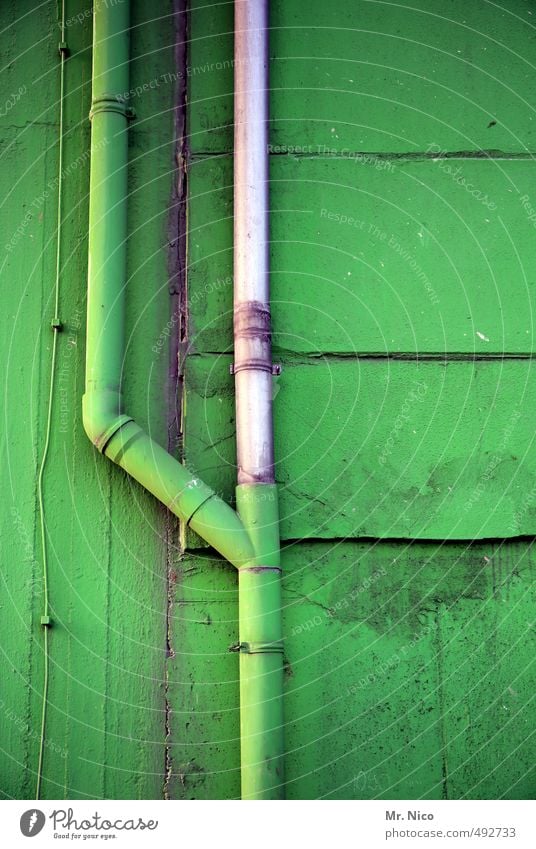 Tarnrohr Technik & Technologie Industrieanlage Fabrik Gebäude Mauer Wand Fassade grün Abzweigung Rohrleitung Abwasser Kabel Anstrich Halle dreckig parallel