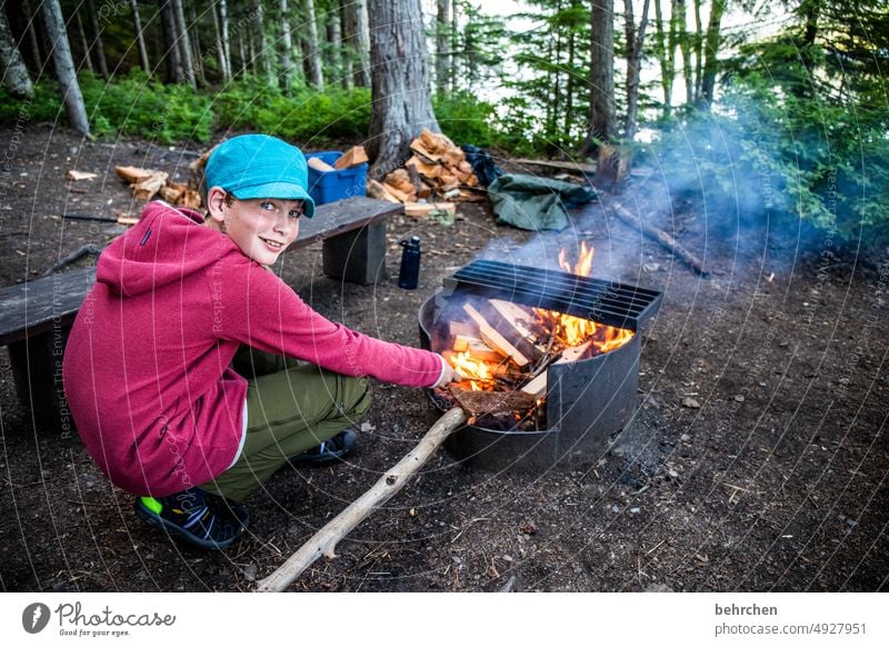 <3 Lagerfeuer Zelten campen glücklich Freude Zufriedenheit Kanada Ferien & Urlaub & Reisen zufrieden Natur Landschaft Ferne Freiheit Farbfoto Außenaufnahme Wald