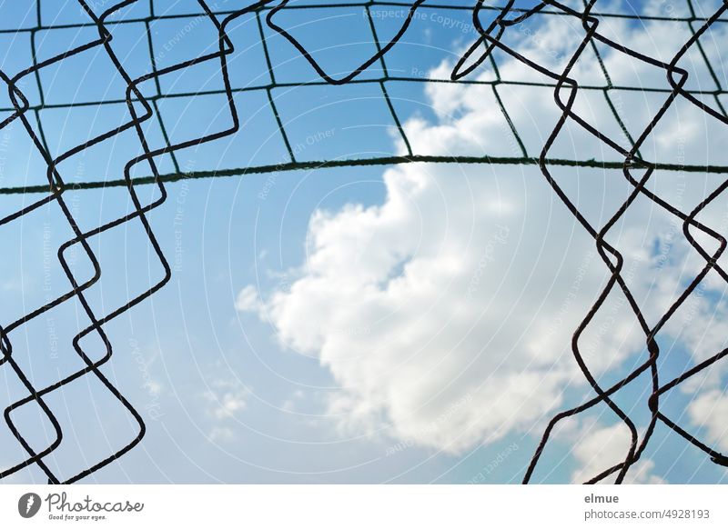 Tatort I große Öffnung im Maschendrahtzaun und blauer Himmel mit Dekowolke / Durchblick / Durchbruch Kaputt Loch Wolke Vandalismus Zerstörung Zerstörungswut