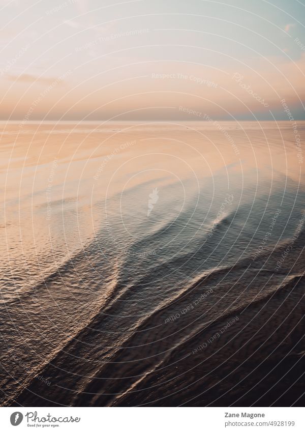 Ruhige Wellen im Sonnenuntergang, Ostseeküste klares Wasser sauberes Wasser ruhiges Wasser ruhig sehen Windstille Ruhe Meditation Natur MEER blau Strand