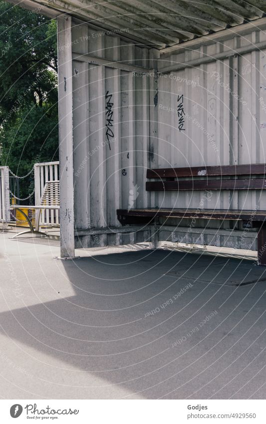 Warteunterstand mit Bank Haltestelle warten Bootsfahrt Busreise Verkehr Farbfoto Bushaltestelle Außenaufnahme Öffentlicher Personennahverkehr Personenverkehr