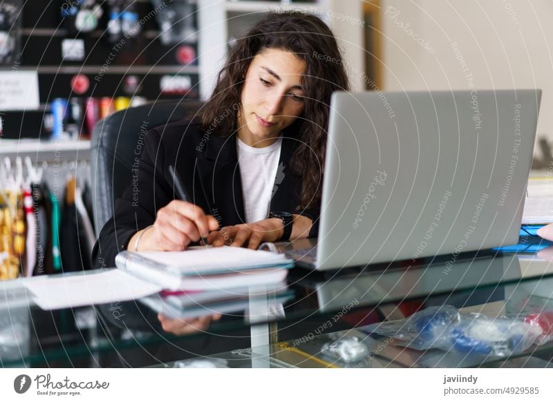 Fokussierte Frau, die während einer Psychotherapiesitzung Notizen macht Psychologin schreiben Notebook Fitnessstudio Sport Schreibtisch Psychologie Sitzung