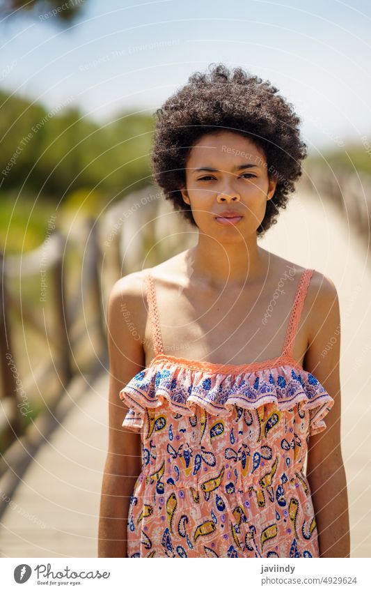 Junge schwarze Frau an einem sonnigen Sommertag Tourist ruhen Promenade Resort Windstille Wochenende Porträt Feiertag jung Afroamerikaner ethnisch Sonnenlicht