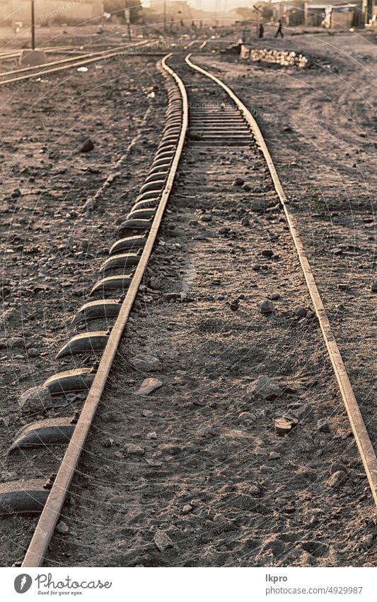 im Licht des Sonnenaufgangs die Eisenbahnstraße Hintergrund abstrakt reisen Schiene Bahn bügeln Perspektive Linie Konzept Weg Sonnenuntergang Regie Transport