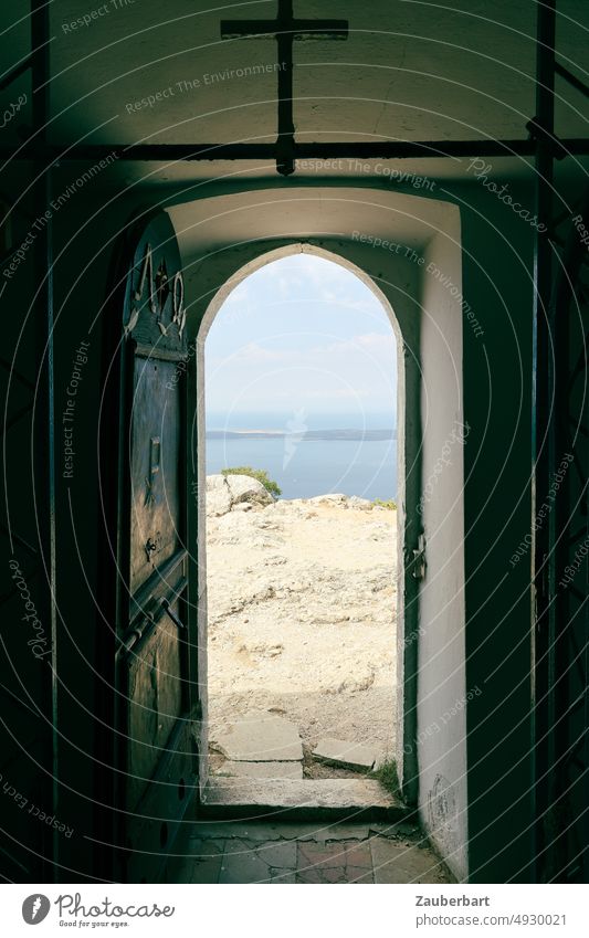 Blick aus der Tür einer Kapelle auf die Bergwelt Kreuz Berge Religion Ausblick alt antik Kroatien Religion & Glaube Kirche Felsen Kvarner Bucht Sv. Mikul