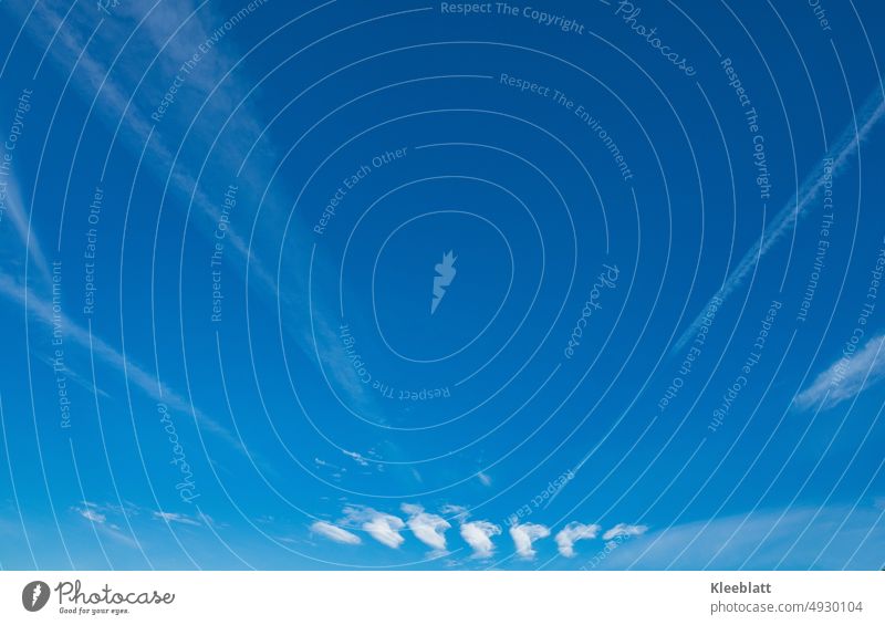 Seltene Wolkenformation am blauen Himmel fast wie kleine Kringel - viel Textfreiraum selten blauer Himmel 7 kleine Wolkenkringel Wolkenstreifen Kondensstreifen