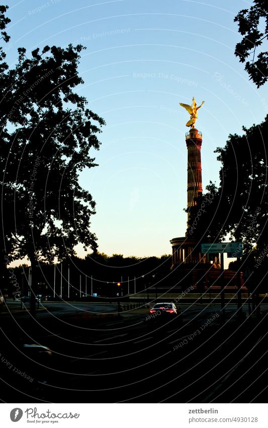 Siegessäule am Abend abend baum berlin blattgold denkmal deutschland dämmerung else feierabend figur goldelse großer stern hauptstadt himmel mahnmal