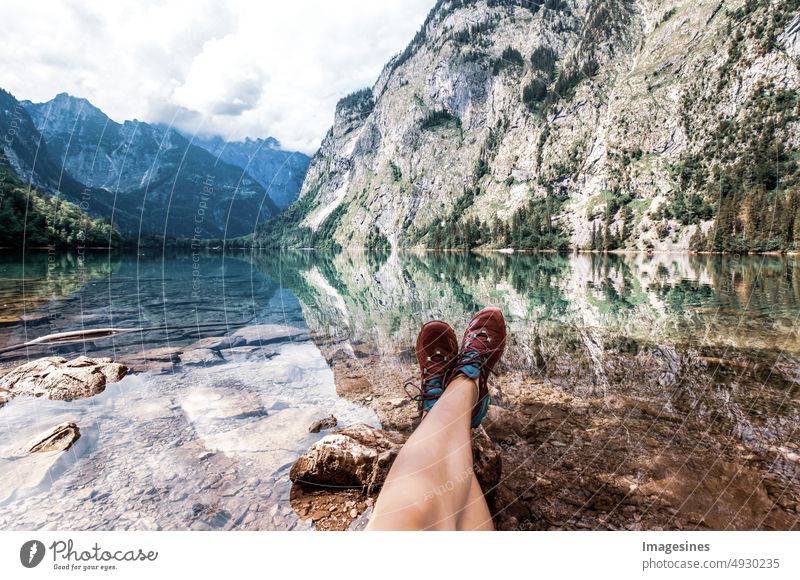 Entspannung am See. Beine am Ufer entspannen. Obersee - Königssee, Berchtesgadener Land, Bayern, Deutschland track running laufen Turnschuhe Schuhe