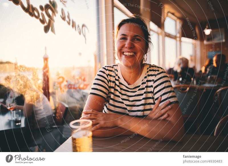 beim Italiener lachen Pizza Restaurant sonnenuntergang happy place Fröhlichkeit fröhlich Abendessen Pasta verschränkte Arme entspannt Urlaub Urlaubsstimmung