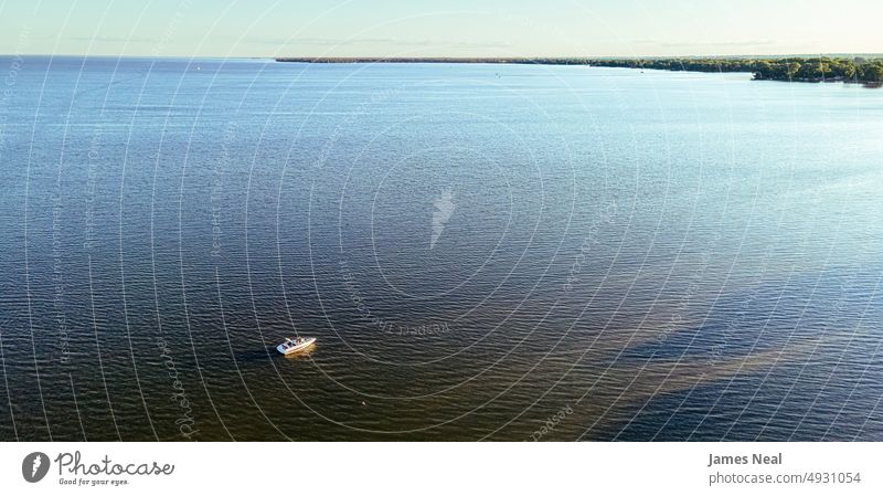 Einsames Boot auf dem Winnebago-See im Sommer Horizont Uferlinie natürlich Windstille friedlich Natur Bucht Tag Hintergrund Dock Baum malerisch winken im Freien