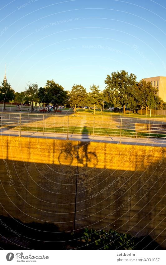 Fahrradfahrer mit Schatten im Spreebogen architektur berlin bundestag deutschland dunkelheit dämmerung hauptstadt kanzleramt marie elisabeth lüders haus nacht