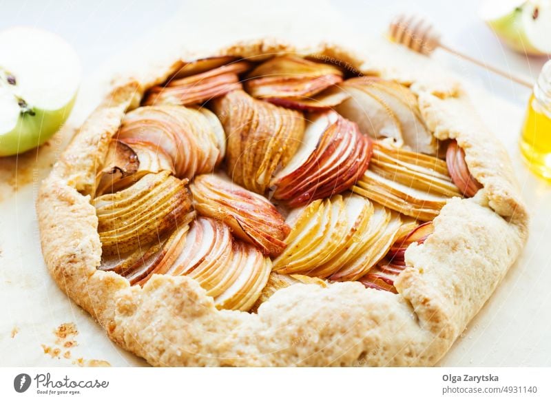 Apfel-Birnen-Galette. Pasteten Torte Kuchen gebacken Dessert Lebensmittel Hintergrund Nahaufnahme lecker frisch Frucht selbstgemacht Gebäck rustikal süß Herbst