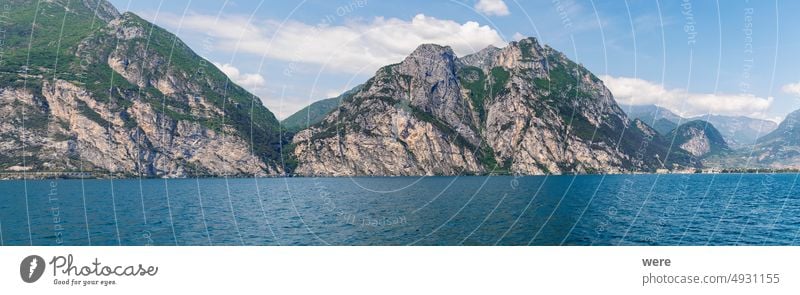 Bewaldeter Berggipfel und Felswand am Nordufer des Gardasees in Italien mediterran Alpen Klettern Textfreiraum Italienisch See Landschaft Freizeit Bergkulisse