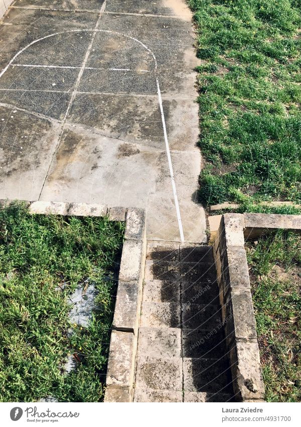 Die alte Treppe, der Basketballplatz und der Rasen Beton weiße Linien Gras Sport Außenaufnahme Spielen grün Sonnenlicht Schatten