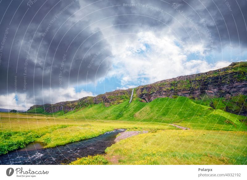 Landschaft mit Bergen und Wasserfall Wiese nordisch erstaunlich Wildnis Wolkenlandschaft nördlich ländlich dunkel Cloud Szene Ansicht geologisch Natur Schlucht