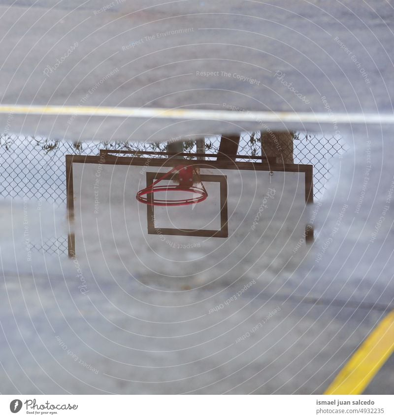 Straßenkorb, der sich in einer Pfütze spiegelt Reifen Basketball Korb Sportgerät Reflexion & Spiegelung reflektiert Silhouette Wasser Regen regnerisch Boden